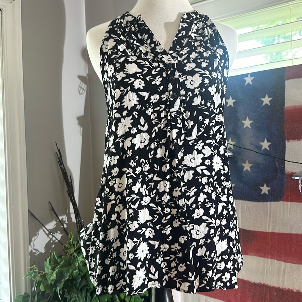 Eight Sixty black white sleeveless summer top size S